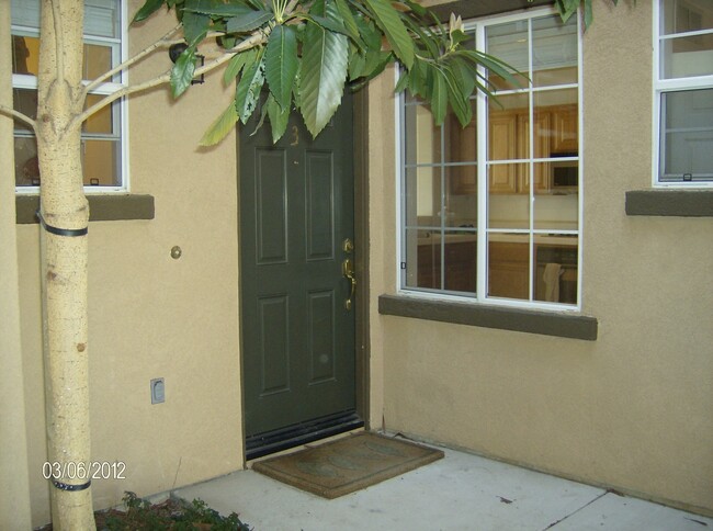 Building Photo - Spacious Three Bedroom Townhouse with Atta...