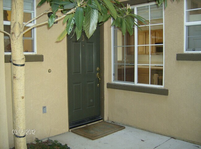 Foto del edificio - Spacious Three Bedroom Townhouse with Atta...