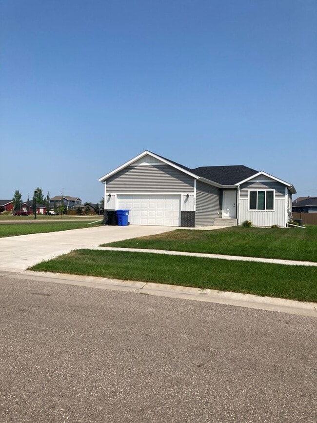 Building Photo - 4 Bed 3 Bath Single Family Home