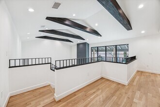 Building Photo - 10 S Briar Hollow Ln