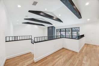 Building Photo - 10 S Briar Hollow Ln
