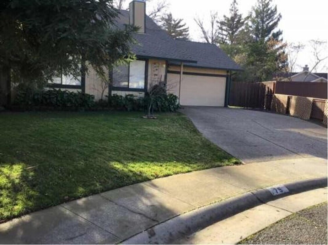Great 3 bedroom 2 bath home with huge yard... House Rental in Chico