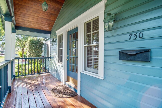 Building Photo - Super cute three bedroom two bathroom bung...