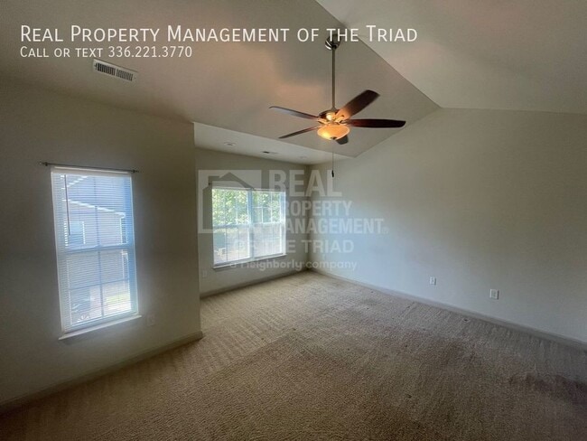 Building Photo - Quaint 3 Bedroom, 2 1/2 Bath Townhouse in ...