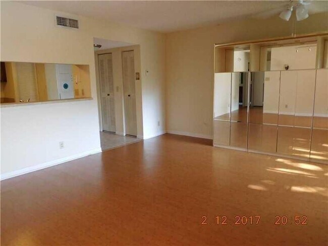 Foto del edificio - 6704 W Sample Rd