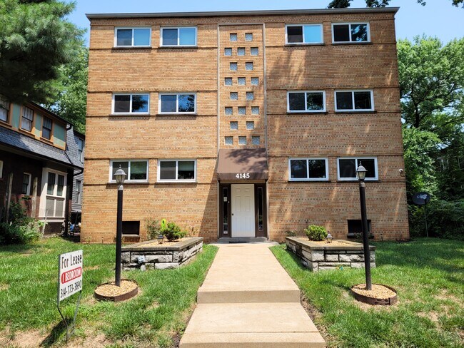Main Street Entrance - 4145 Magnolia Ave