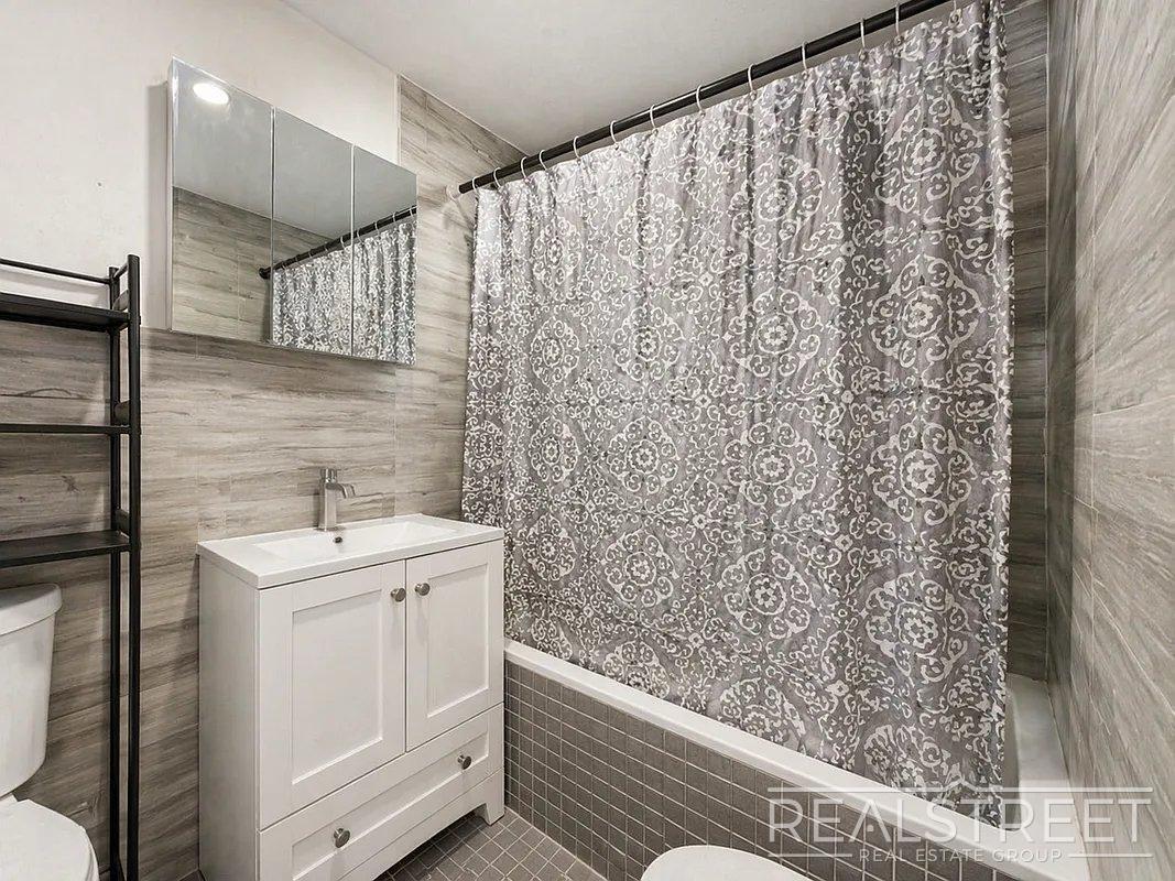 Foto del edificio - Spacious 2-Bedroom Apartment in Prime Bushwick