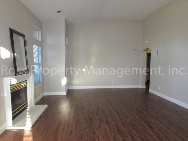 Building Photo - Immaculately Clean, rare single story on f...