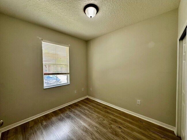 Building Photo - Beautiful 3 bedroom 3 bath Townhouse in Gated Community!