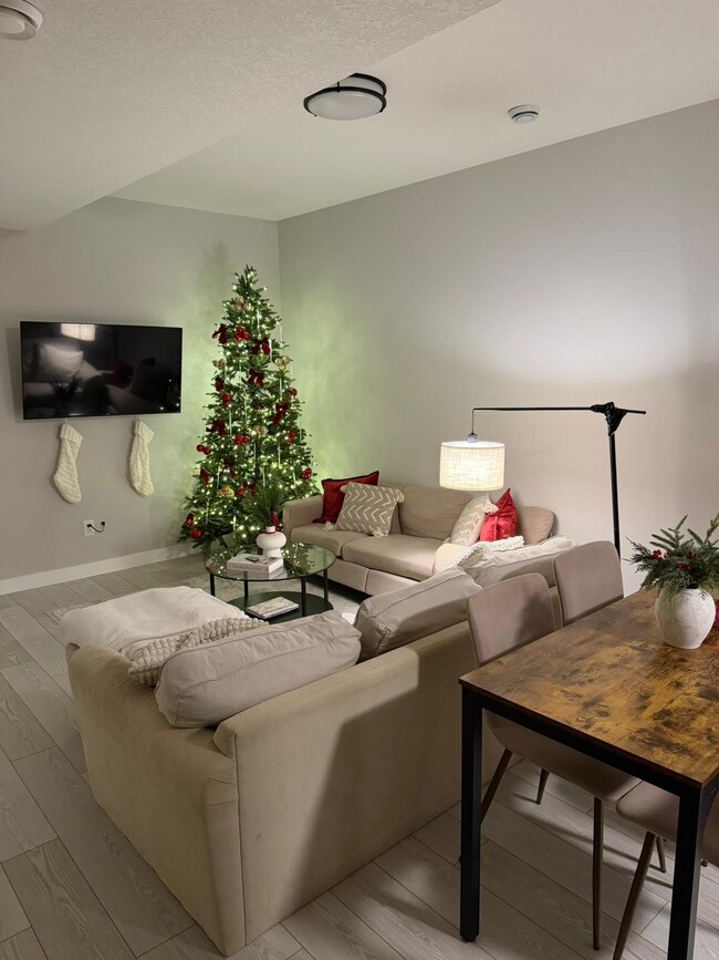 Living - 253 Creekside Dr SW