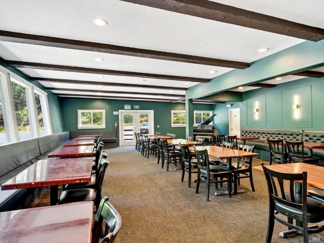 Building Photo - 16451 Golf Rd