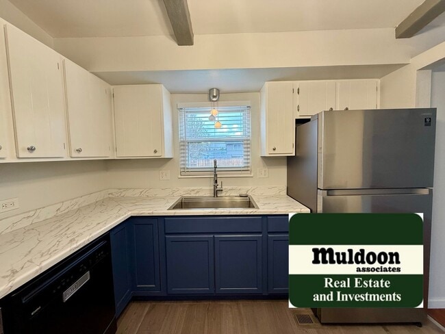 Building Photo - 3 Bedroom Tri Level with Spacious Yard 80918