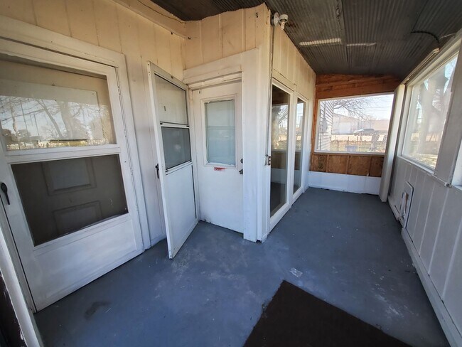Foto del edificio - FOR RENT- Large UNIQUE open layout single ...