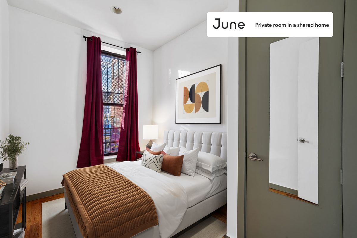 Foto principal - Private bedroom in 4 bed/1.5 bath Home