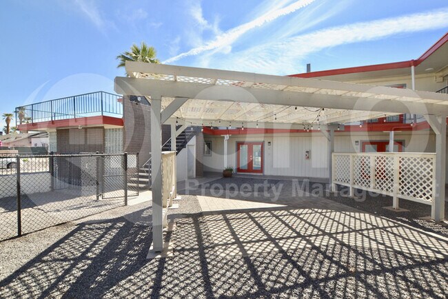 Building Photo - 402 N 10th St