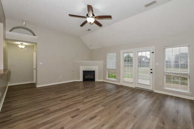 Foto del edificio - 2104 Eubanks Ln