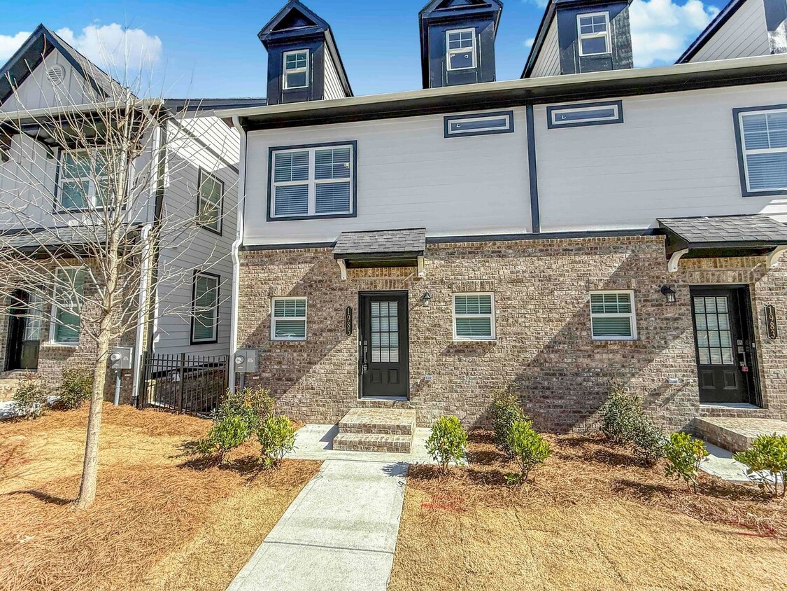 Foto principal - Stunning 3 BR, 2.5 BA BRAND NEW Townhome i...