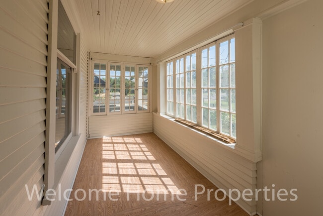 Building Photo - Classic 2 Bedroom Home with Tall Ceilings