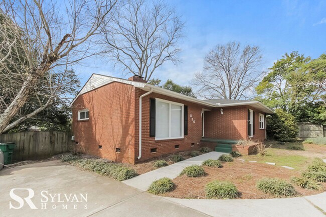 Foto del edificio - You will love this charming brick home