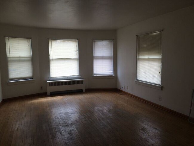 Building Photo - 1002 W 4th St