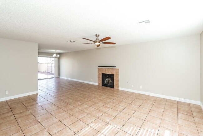 Foto del edificio - 390 Newbury Ct