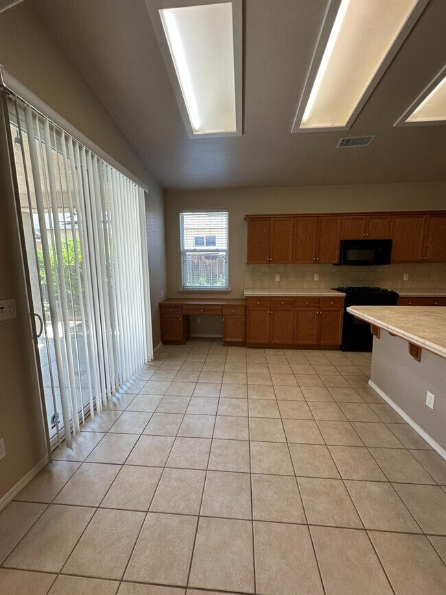 Foto del edificio - 5541 N Plum Ln