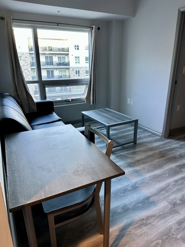 Building Photo - 275 Larch St
