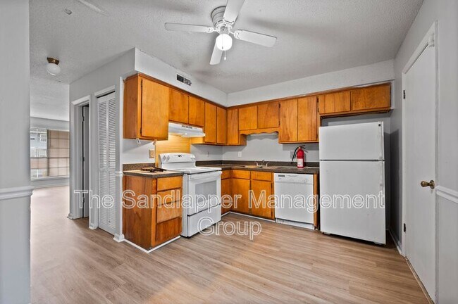 Foto del edificio - 3616 Peppertree Ln