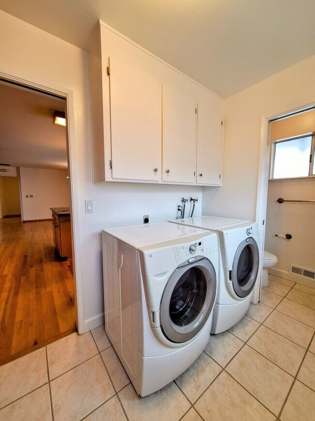 Building Photo - Beautifully Remodeled 4bd House With Pool ...