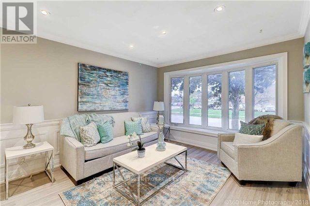 Building Photo - 129 Waverly St S