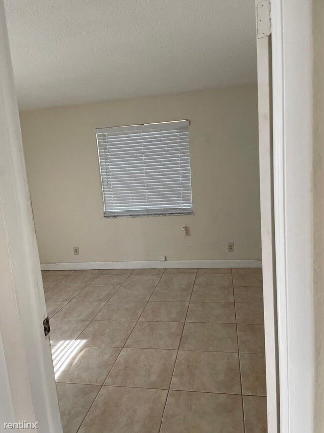 Building Photo - 2 br, 1 bath Condo - 2607 NE 8th Ave Apt 49
