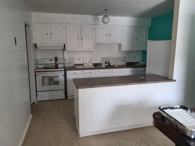 Kitchen - 3000-3014 Centennial Dr