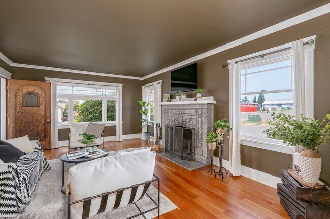 Building Photo - Beautiful Historic Multi Generational home in Heart of Snohomish