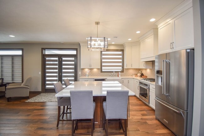 Building Photo - 912 S Torrey Pine Ln
