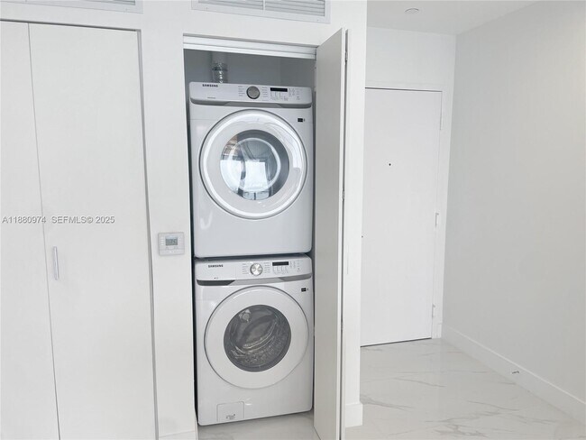 Foto del edificio - 700 NE 24th St