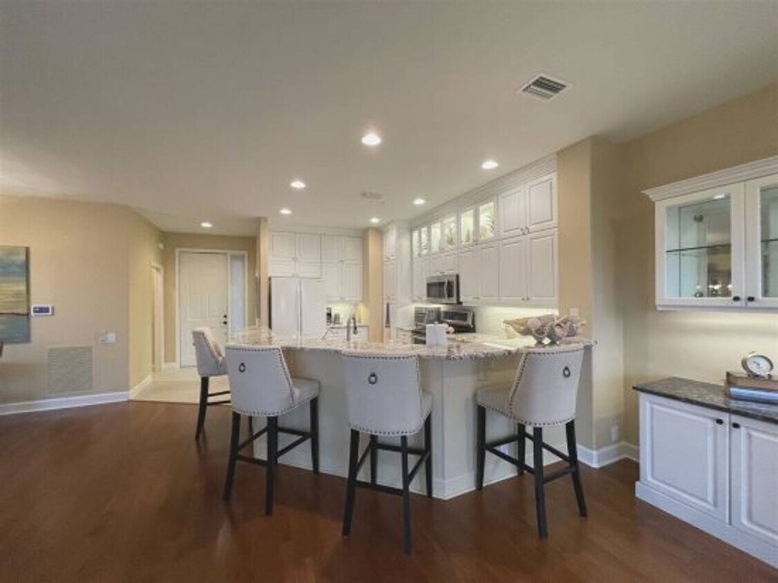 Primary Photo - Gorgeous 2/2 in Lexington Country Club