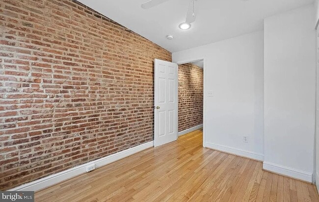 Building Photo - 105 E Cross St