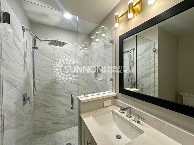 Building Photo - Modern 3-Story Townhome in the Heart of Plaza-Midwood - Walk to Everyt