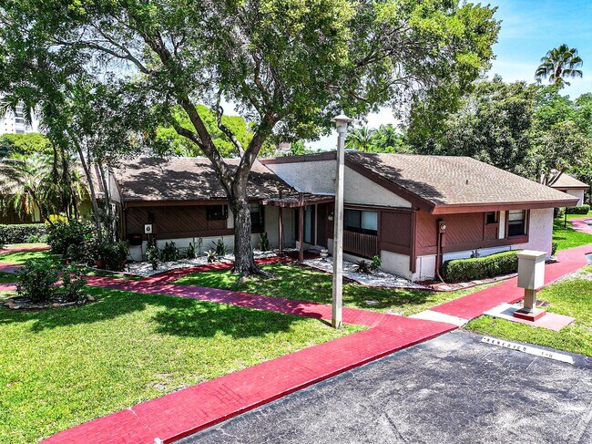 Building Photo - 605 Leslie Dr