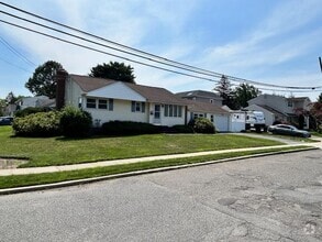 Building Photo - 27 1/2 Greenway Dr