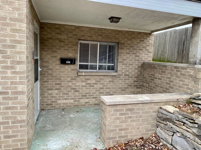 Building Photo - Quaint One Bedroom Apartment