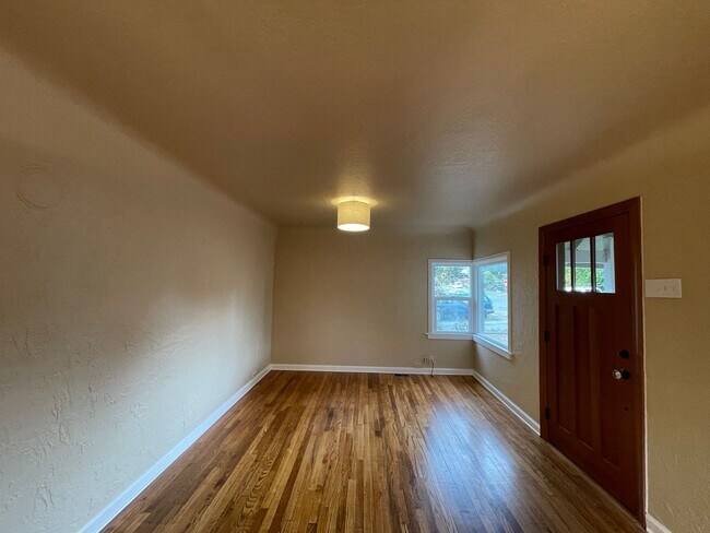 Foto del edificio - West Seattle - 2 bedroom and 1 bathroom