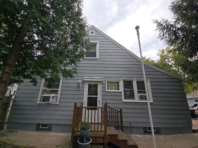 Building Photo - 612 E Linus St