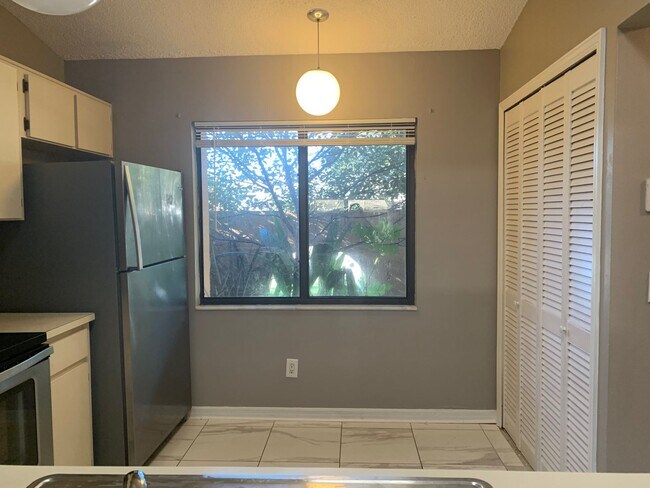 Foto del edificio - COZY 2/2 DUPLEX WITH FENCED YARD!