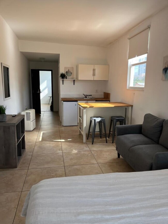 Building Photo - 444-542 SW 3rd Street - 446 SW 3rd Street, Unit 6, Miami, FL
