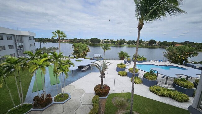 Foto del edificio - 877 NE 195th St