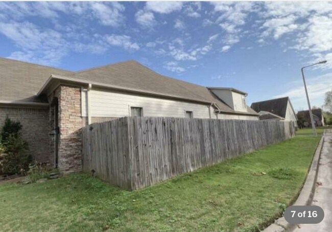 Building Photo - 7899 Rushmeade Cir N
