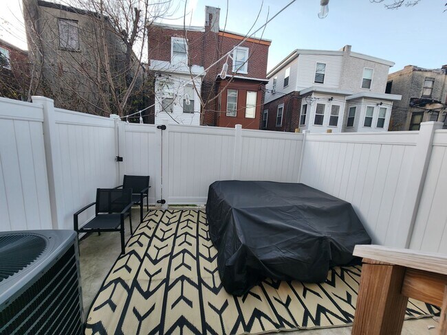 Foto del edificio - Huge 4 bed 3 bath with roofdeck, finished ...