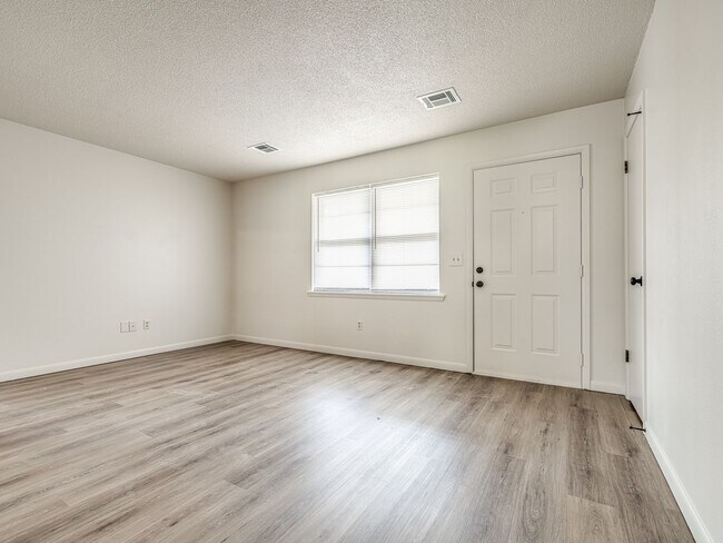 Building Photo - Fully Remodeled home in the heart of Edmon...