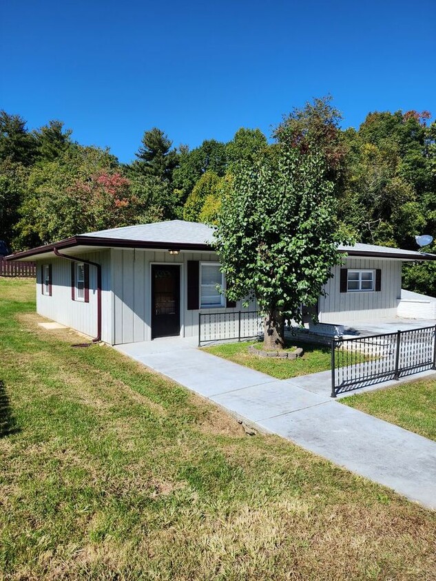 Primary Photo - East Asheville Rental!